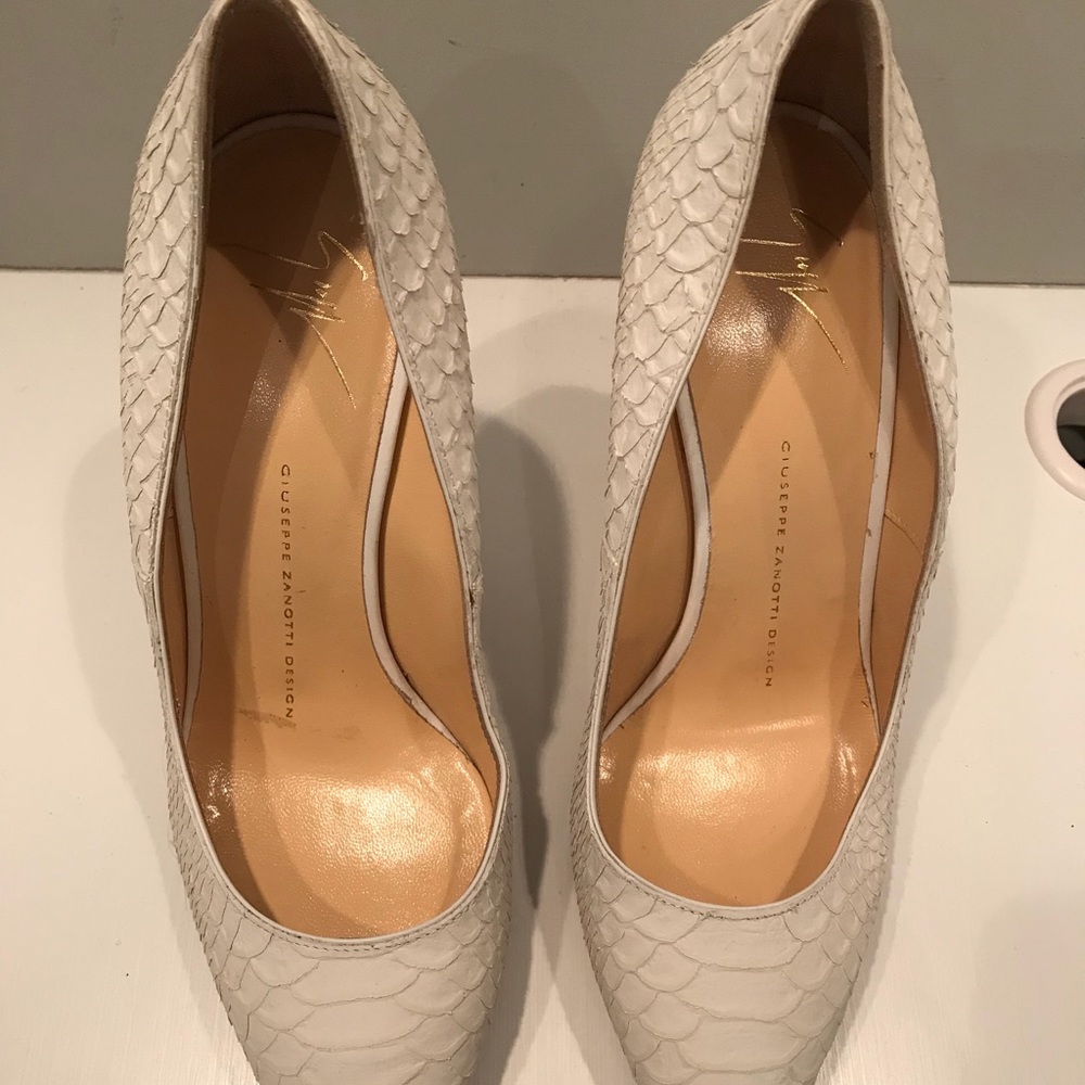 Used white pumps !